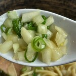 濃厚鶏ソバ 麺 ザ クロ - 玉ねぎ＆青ねぎリフト