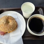 スターバックスコーヒー - 料理写真:ベーコンエッグチーズベーグルサンド、ブリュードコーヒー
