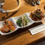 焼肉ホルモン 新井屋 - キムチ盛り合わせ