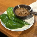 焼肉ホルモン 新井屋 - 牛タンそぼろ&生ピーマン