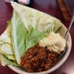 吉川ホルモン - お通しキャベツ　和牛肉みそが美味しい