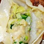 中華そば 麺や食堂 - 餃子中身　調味料無しでも、このまま味わいを楽しめます。