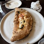 ピッツェリア ゼータ ドゥエ - 外側の生地も美味いカルツォーネ