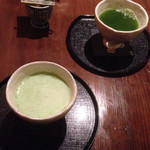 Shasai An Hirashio - 手前 抹茶ミルク 、 奥 グリンティー 両方HOTです。抹茶ミルクは甘さ控えめ、グリンティーはほんのり甘い。美味しゅうございました。