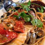 トラットリア・築地パラディーゾ - パラディーゾ名物！ 本日の貝類とチェリートマトのペスカトーレ風リングイネ