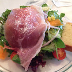 トラットリア・築地パラディーゾ - ランチのサラダとパン