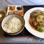 長来軒 - 皿うどん定食は680円で、盛りだくさんです(・ω<)