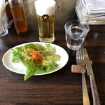 PIZZA17 - ランチマルゲリータ（ミニサラダ付き）：１２１０円のミニサラダ、 ランチ生ビール（サッポロ黒ラベル）：７１５円