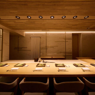 解放的でフラットなカウンター席で、職人の技を五感で楽しむ