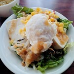 BAR of TOKYO - サラダはお替り自由だが、皿が小さい。
