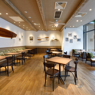 ローカルハワイアンの雰囲気を楽しむ大人っぽい木目調の店内