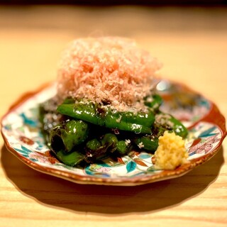 ジャンルの垣根を超えた四季折々の料理。炭火焼きから揚げ物まで