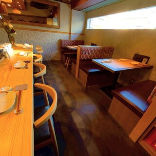ゆっくり食事を楽しめるテーブル席。3～4名様。