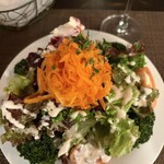 ラファミリア - 本日の気まぐれ山盛りサラダ
