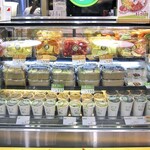 Juice Bear - 冷蔵ショーケースに並ぶカットフルーツ類 他