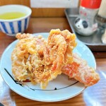 山下うどん - 半分置かれた、芝えびのかき揚げ
※カニカマ天を隠しています