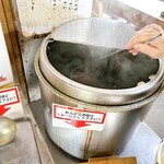 山下うどん - 出汁は、こちらからセルフにて