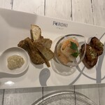 wine cafe Pub Jack 市川店 - 左から里芋フライ、サーモンマリネ、フランスパンのブルスケッタ