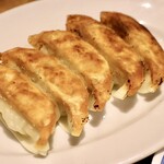 餃子とスパークリング バブルス - 焼き餃子 (1人前5個)
