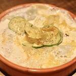 餃子とスパークリング バブルス - グツグツ炊き餃子