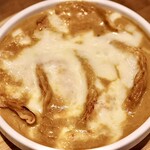 餃子とスパークリング バブルス - カレーグラタン餃子