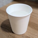 東京エイジングスパイス Japanese Bistro ＆ Café - お冷や（紙コップ）