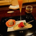 奈良 而今 - 苺ゼリーと苺　手絞りみかん　百合根きんとき最中