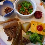 つきのほたる - 皿に盛られたおかず