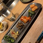 すすきの焼肉きらく - キムチとナムル盛合せ