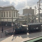 白鷺珈琲 - 二階席からの眺めは最高　道後温泉駅です