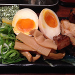 ラーメン春樹 - 特製濃厚魚介つけ麺 トッピング拡大(殆ど乾燥したネギで客に出すものとは思えません。煮玉子も何時から切ってあったの？？)@2015/01/11