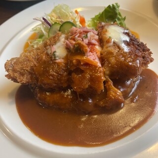 独多日 - この日の日替りランチのメイン
ハンバーグに ベーコンとチーズが乗ったチキンカツ