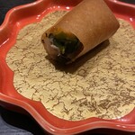 虎猫 toraneko - エビ春巻きですが煮た春菊や蛤も入ってます。