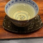 虎猫 toraneko - 爽やかな華やかな桂花烏龍茶。茶托も面白い。