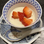 虎猫 toraneko - フルフルの杏仁豆腐がデザート。