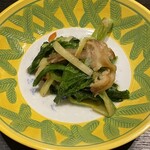 虎猫 toraneko - A菜と自家製ベーコン、黄ニラの腐乳炒め。ひねりの効いた味。