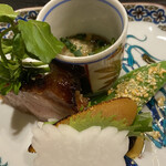 虎猫 toraneko - 前菜。カップに入っているのはナマコです。手前はカラスミ。スナップエンドウの味付けはタイ風ソースでした。