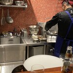 虎猫 toraneko - カウンター席からは厨房が丸見え。