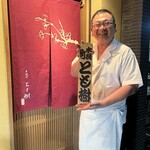 木挽町 とも樹 - 粋な看板を手に満面の笑みの親方