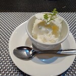 TOKYO エビフライ - ミルクアイス 爽やかな味わいでコースを締めくくります