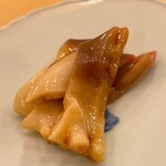 木挽町 とも樹 - 裏のモフモフはそのままに、北寄貝の片面を炙りツマミで供されました。