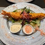 TOKYO エビフライ - メインの特大エビフライ！ 味はオーソドックスだけど 大きくて満足感があります