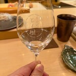 木挽町 とも樹 - 店名入りのリーデルはご常連さまからのプレゼント