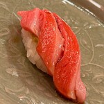 木挽町 とも樹 - 大間の砂摺りの大トロ。こんなのいただいちゃうと、夏のマグロは無理\(//∇//)\