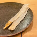 木挽町 とも樹 - 青森の鮃の白皮を薄切りして干して軽く炙りました。捨てることなくツマミにしちゃいます\(//∇//)\