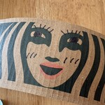 スターバックスコーヒー - ハチワレがサイレーンさんにメイキャップを施してあげました