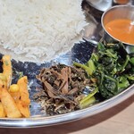 SPICE GRILL - (上)バスマティライス、(左から)大根のアチャール、グンドゥルック、サーグ、トマトアチャール