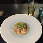 Alternative - 3皿目
      モリーユに詰めたペルドローのムース、ソースアルブュッフェラ、塩漬けレモン。