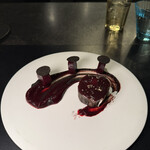 Alternative - 2皿目
      堀川ゴボウのスタンダール
      ビーツ、トリュフとビーツのソース