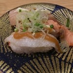 回し寿司 活 美登利 - 炙り三貫(トロ、えんがわ、サーモン) 300円